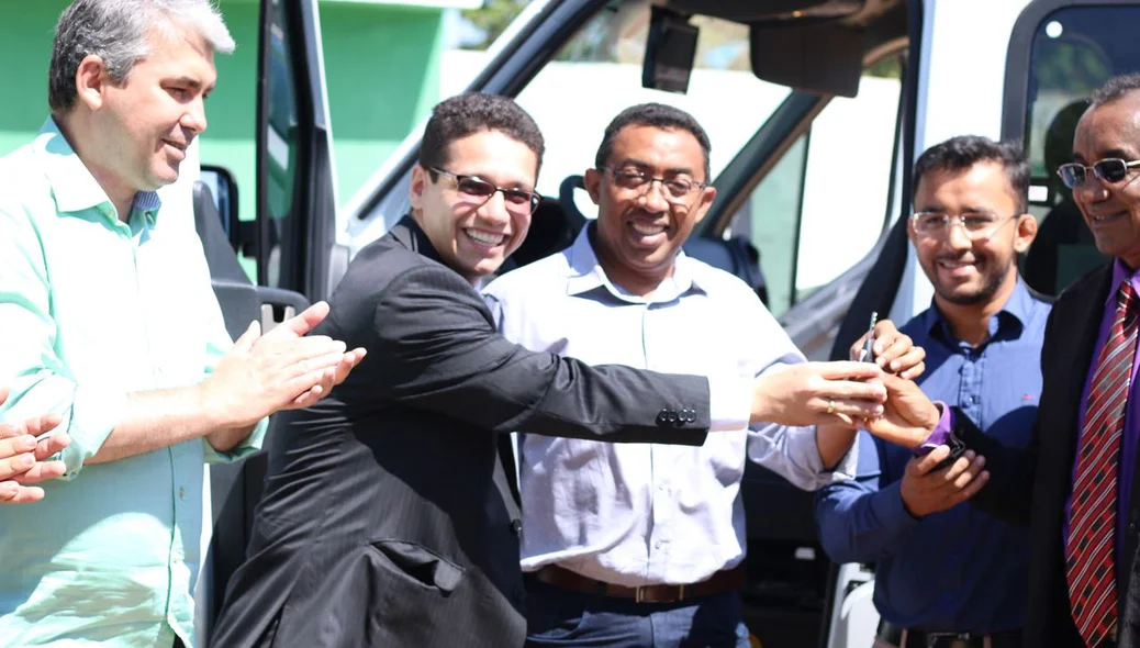 Daniel Oliveira entrega chave das viaturas