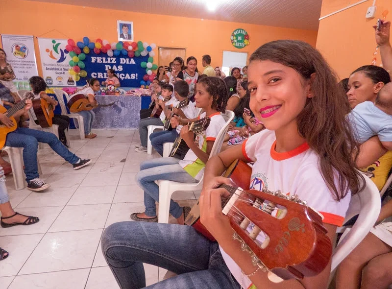 Menina tocando violão