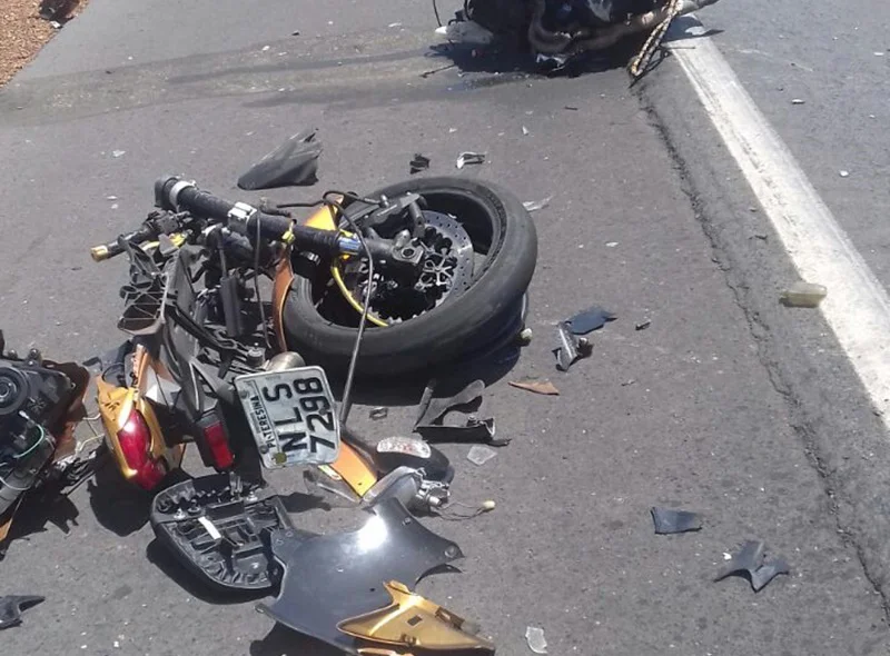 A outra motocicleta envolvida no acidente se partiu ao meio