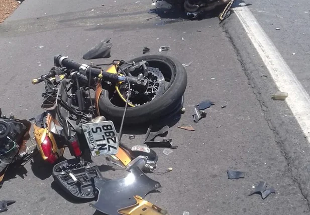 A outra motocicleta envolvida no acidente se partiu ao meio