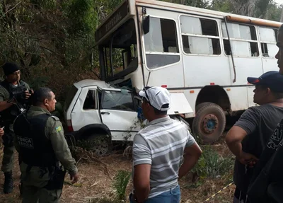 Acidente entre Fiat Uno e ônibus