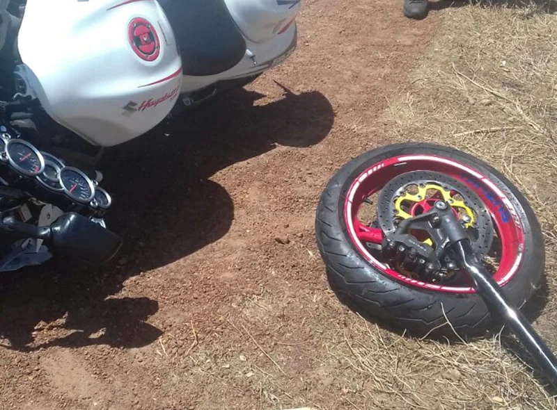 Motocicleta ficou destruída