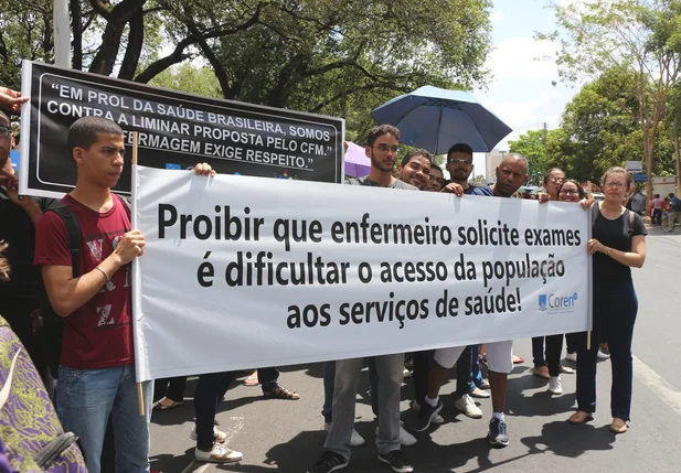 Enfermeiros realizam manifestação na frente do HGV em Teresina