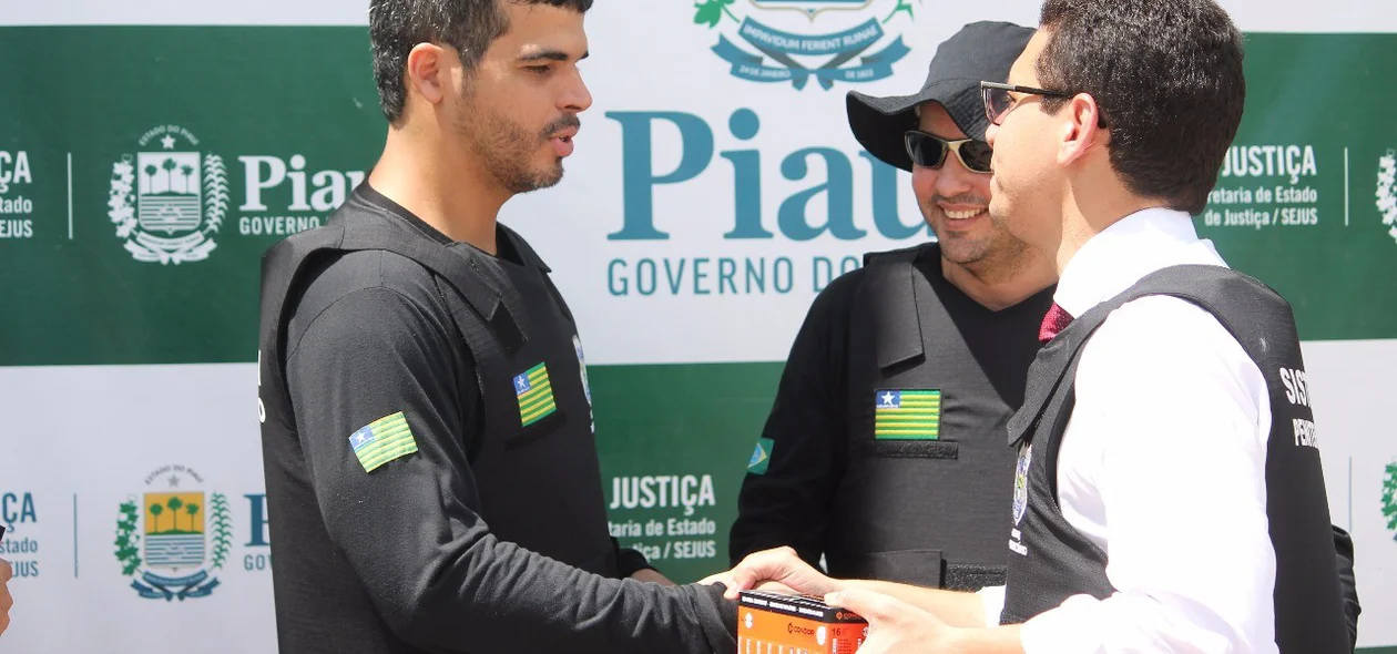 Entrega de munições para os agentes penitenciários