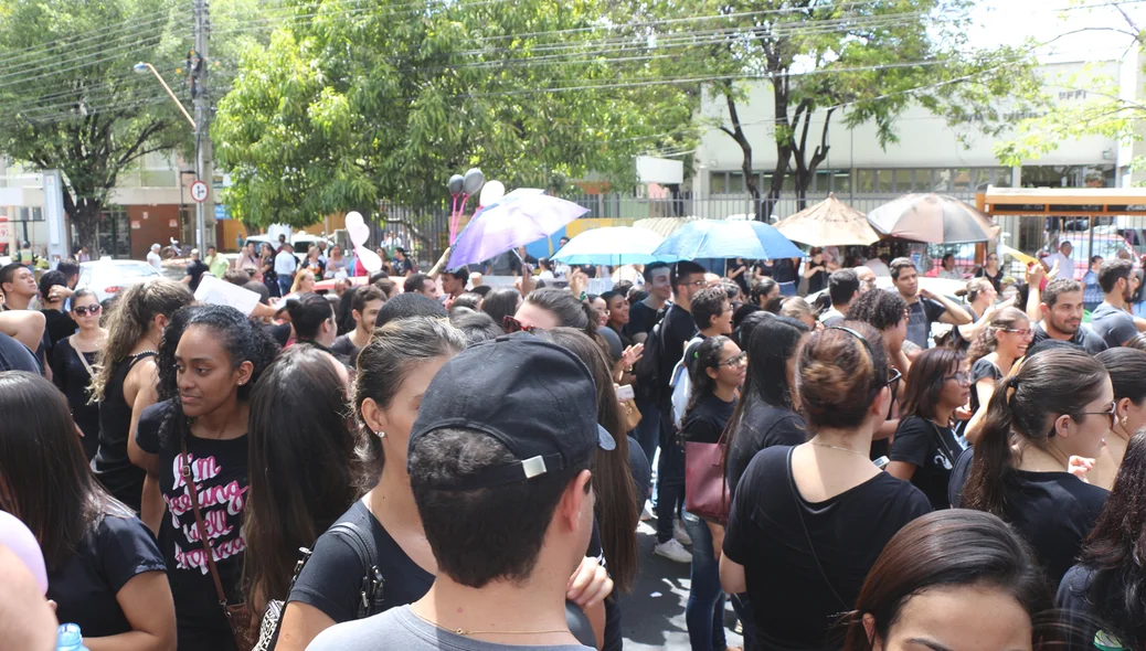 Manifestação acontece em frente ao HGV