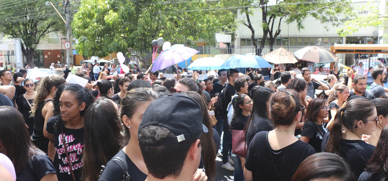 Manifestação acontece em frente ao HGV