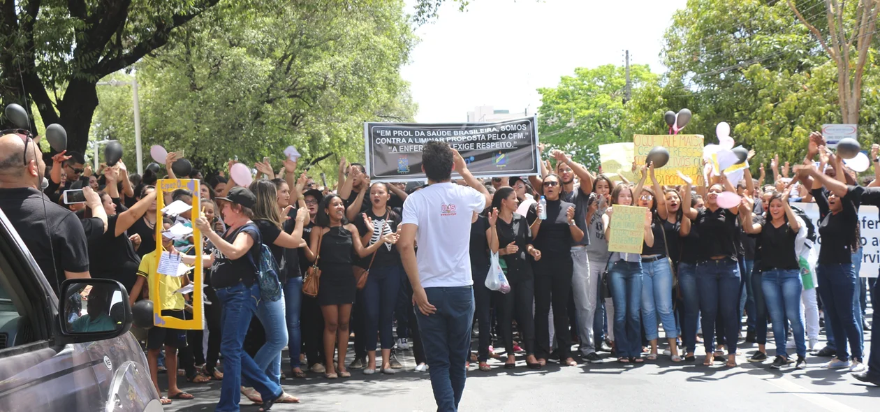 Manifestação acontece na Avenida Frei Serafim