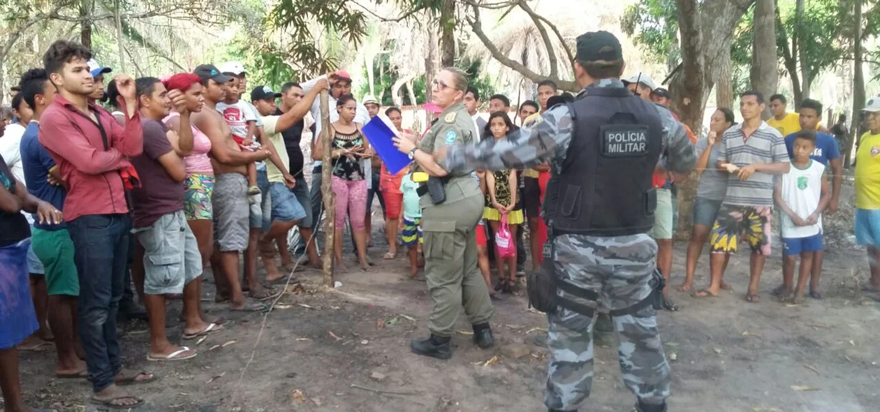 Polícia Militar e moradores tentar entrar em acordo 