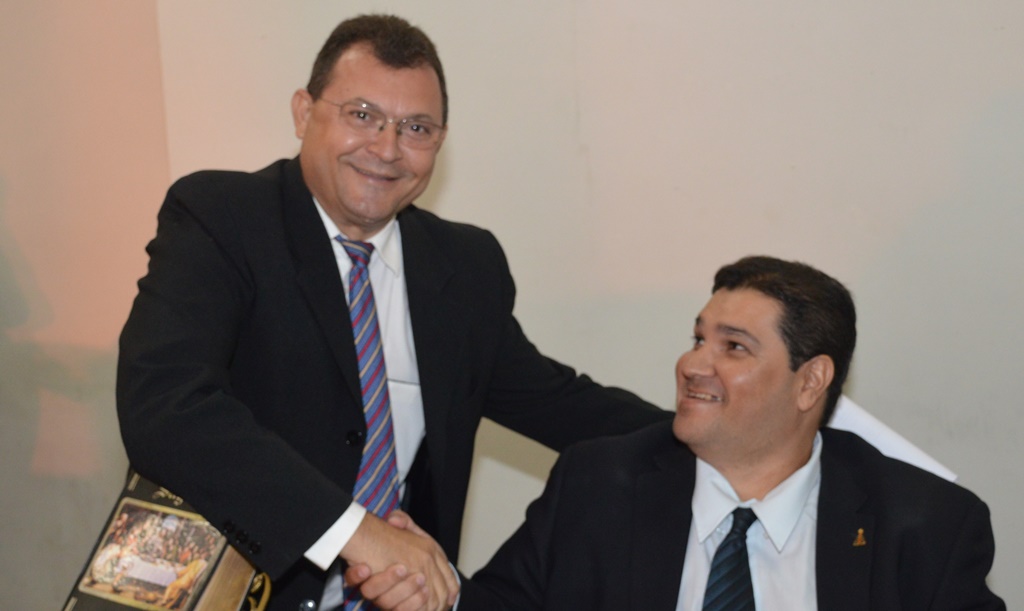 Chaguinha cumprimenta o vice-lider do governo, Rinaldinho