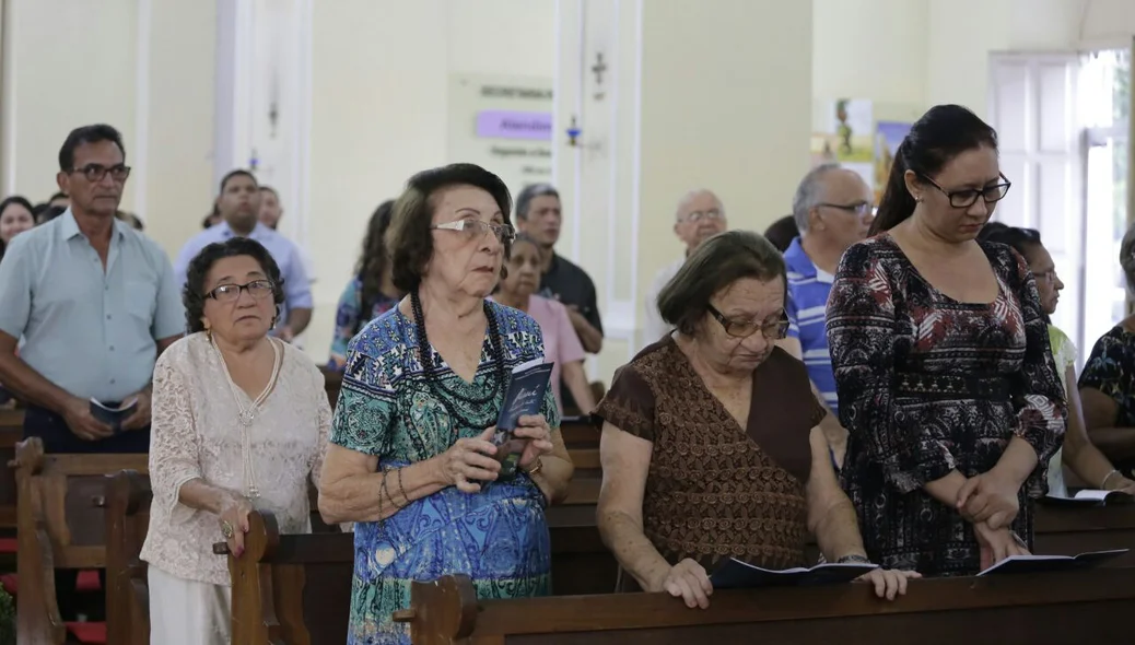 Fiéis na missa em ação de graças