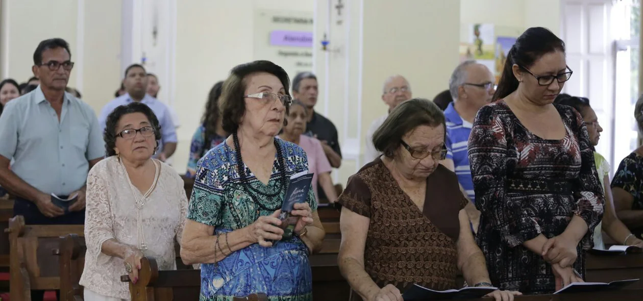 Fiéis na missa em ação de graças