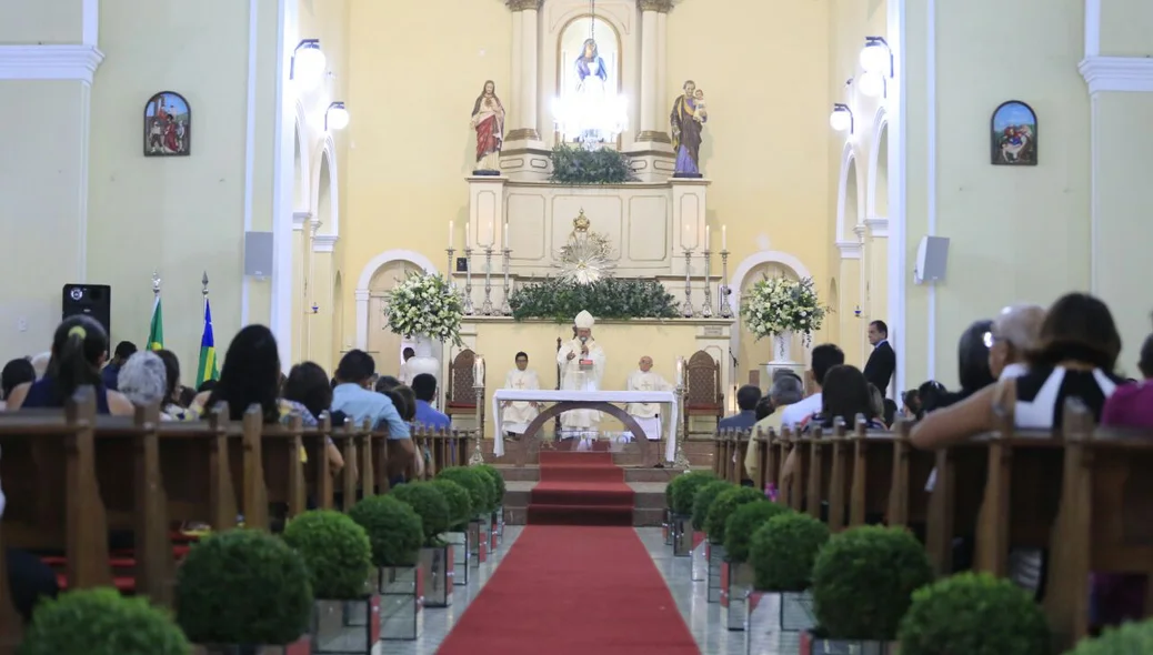 Fiéis reunidos na igreja
