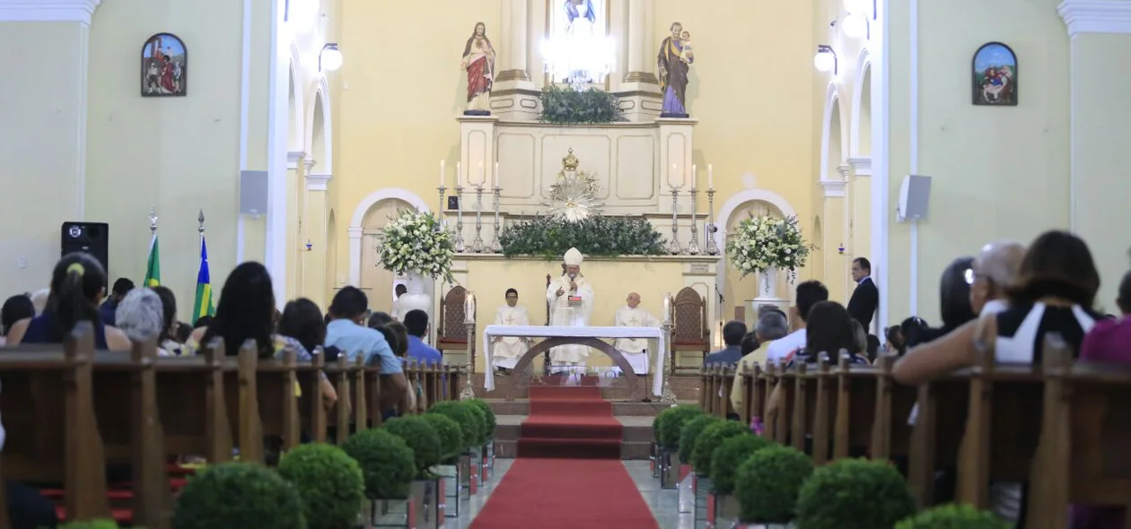 Fiéis reunidos na igreja