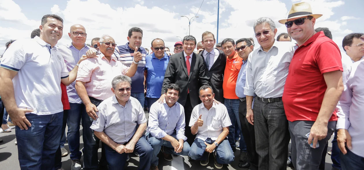 Governador com autoridades na inauguração do elevado 