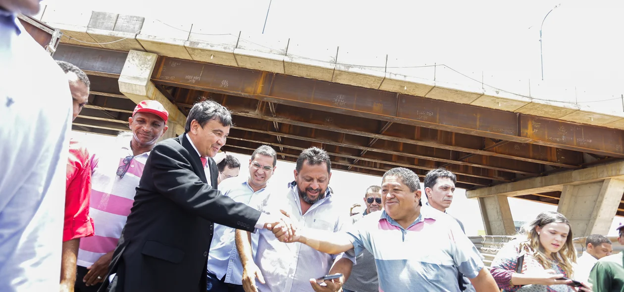 Governador cumprimentando o povo
