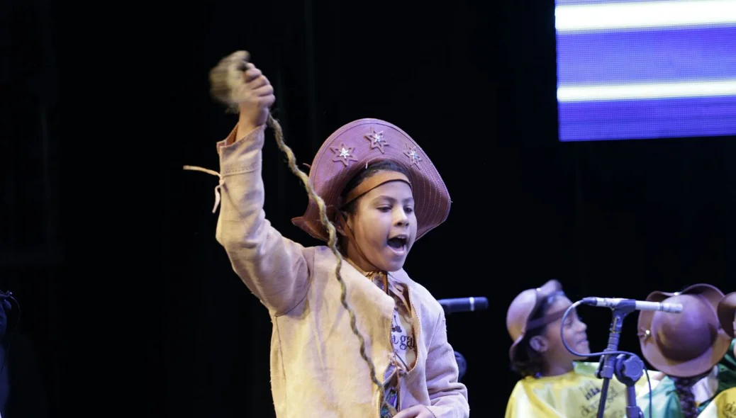 Menino se apresenta em evento