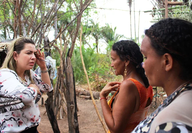 Promotora Flávia Gomes visita assentamento