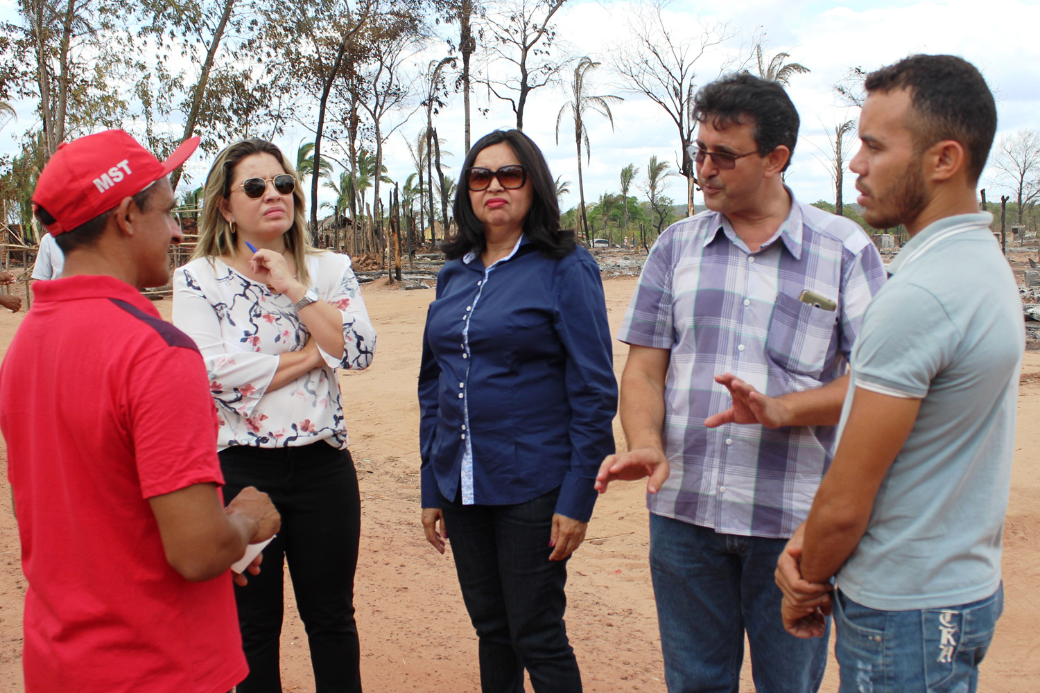 Promotora visita comunidade atingida por incêndio