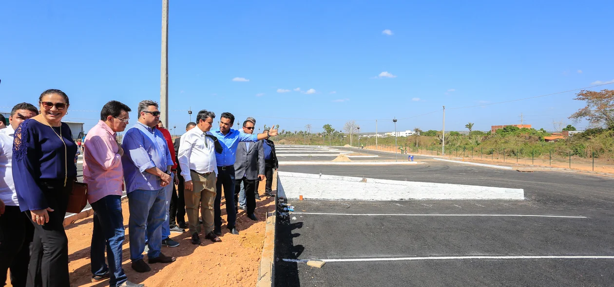 Governador conferindo de perto o estacionamento da Ceapi