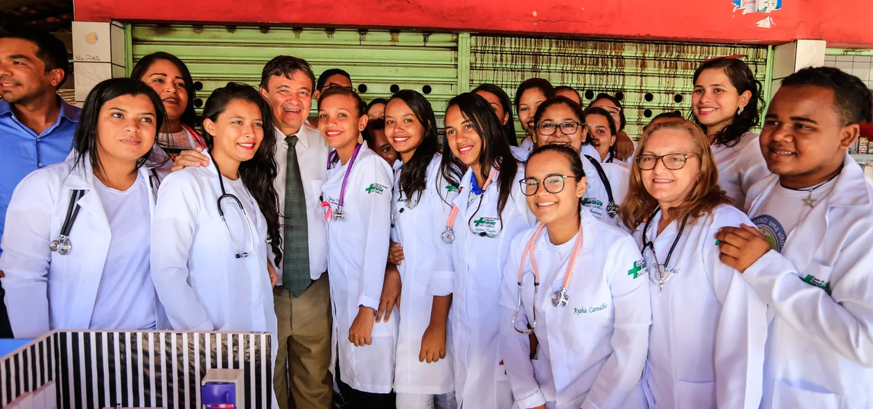 Governador tira foto com estudantes da Enfermagem