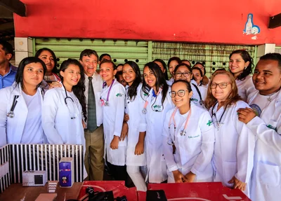 Governador tira foto com estudantes da Enfermagem