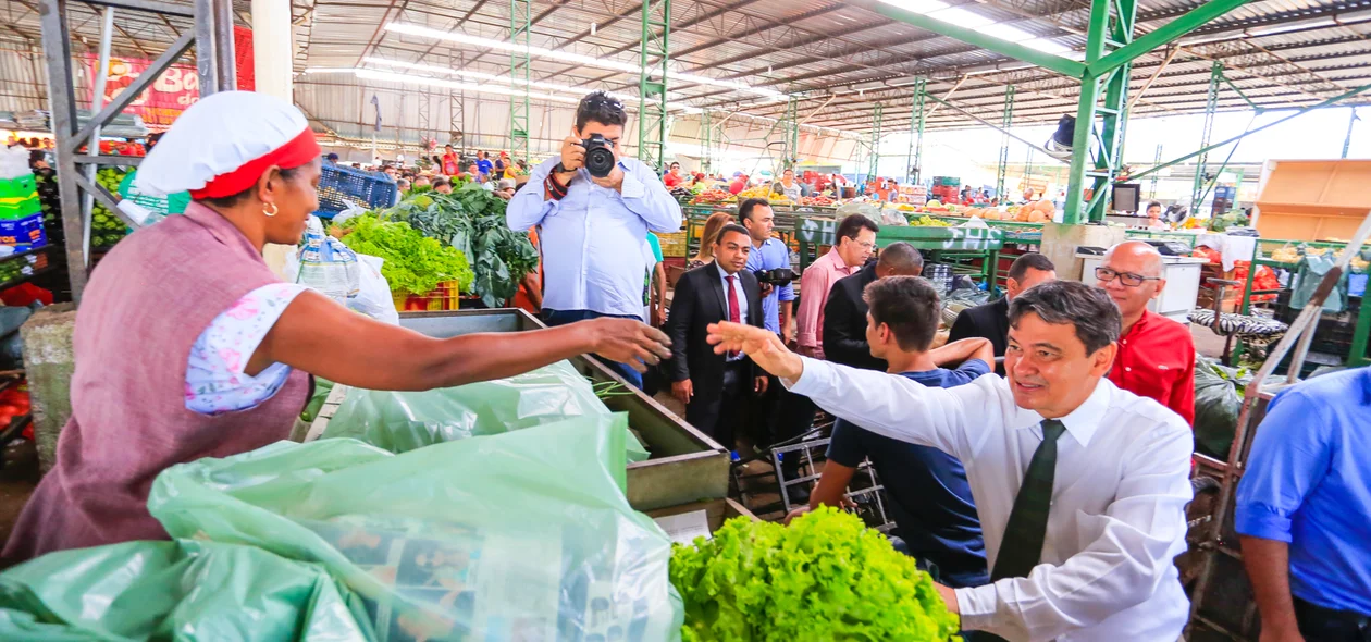 Wellington Dias cumprimentando Trabalhadora da Ceapi