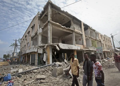 Prédios ficaram destruídos após ataque na Somália