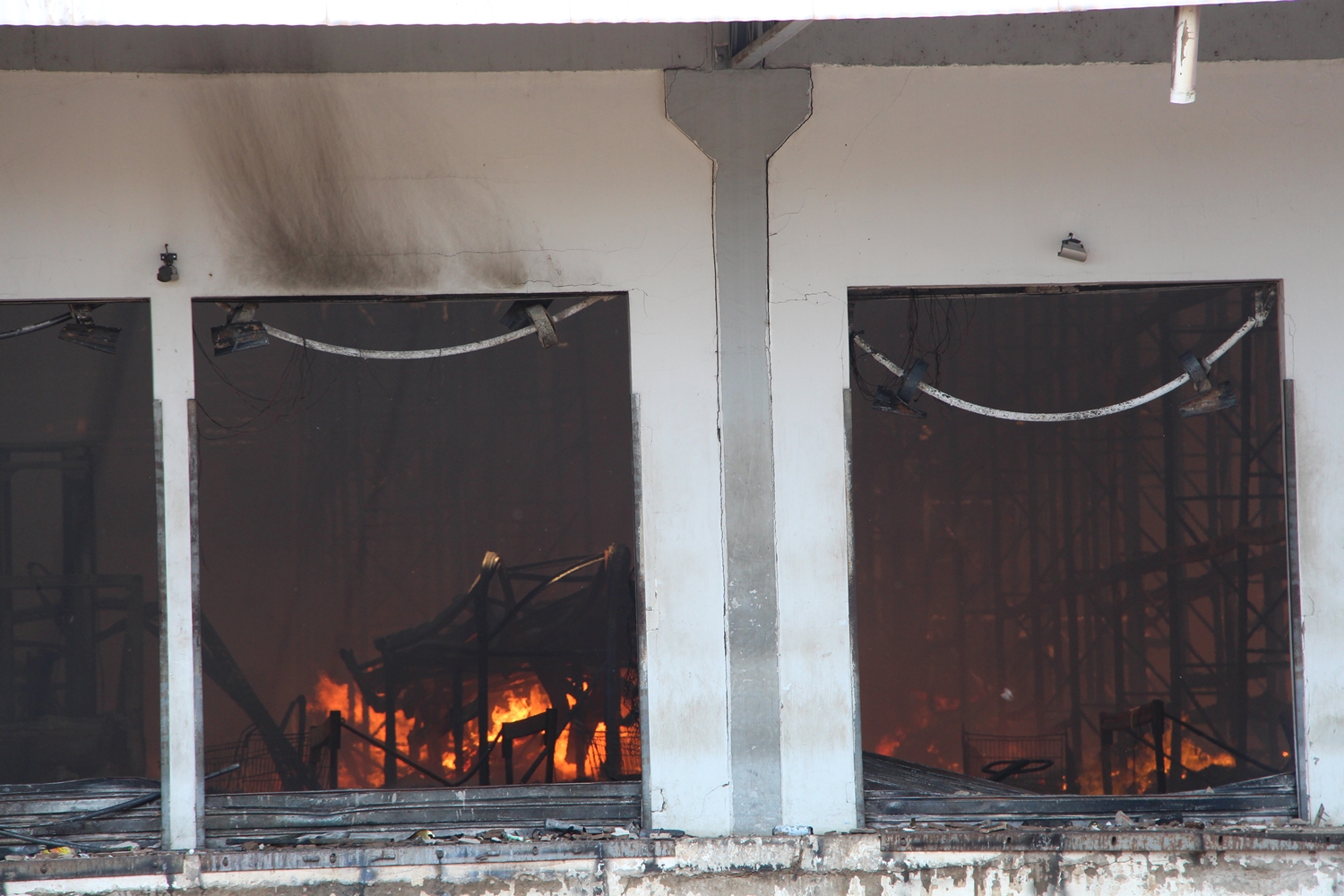 Distribuidora incendiada