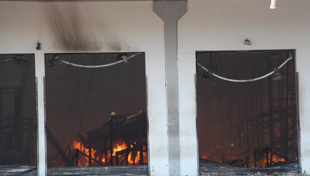 Distribuidora incendiada