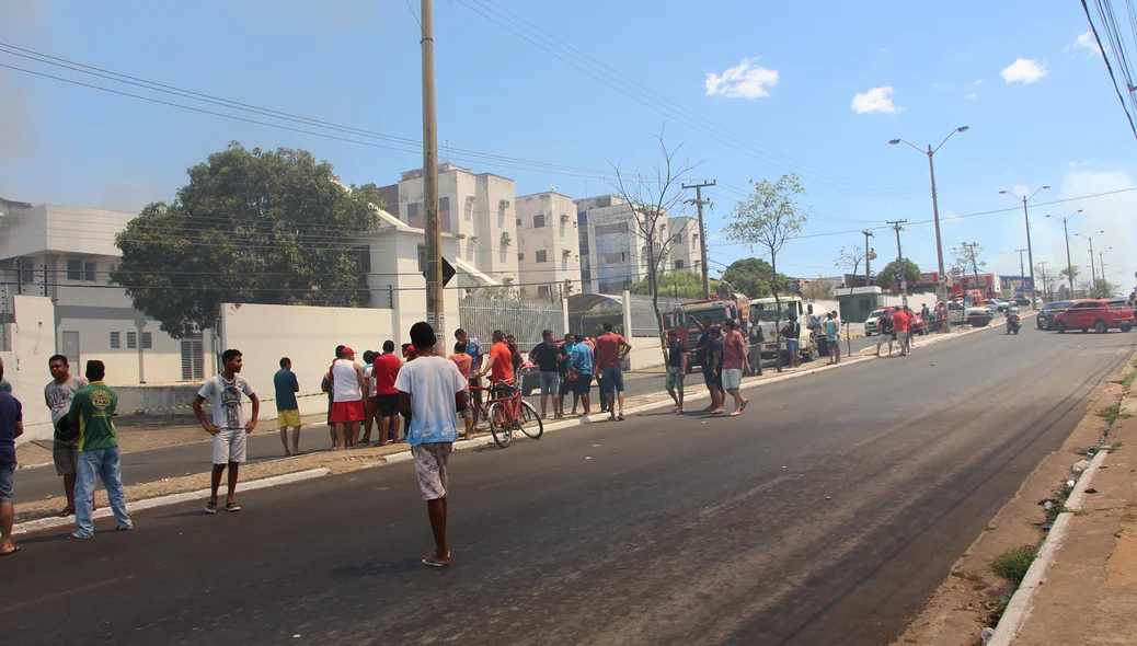 Moradores saem do condomínio