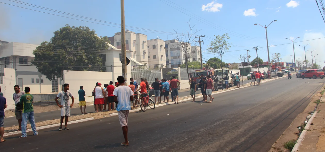 Moradores saem do condomínio