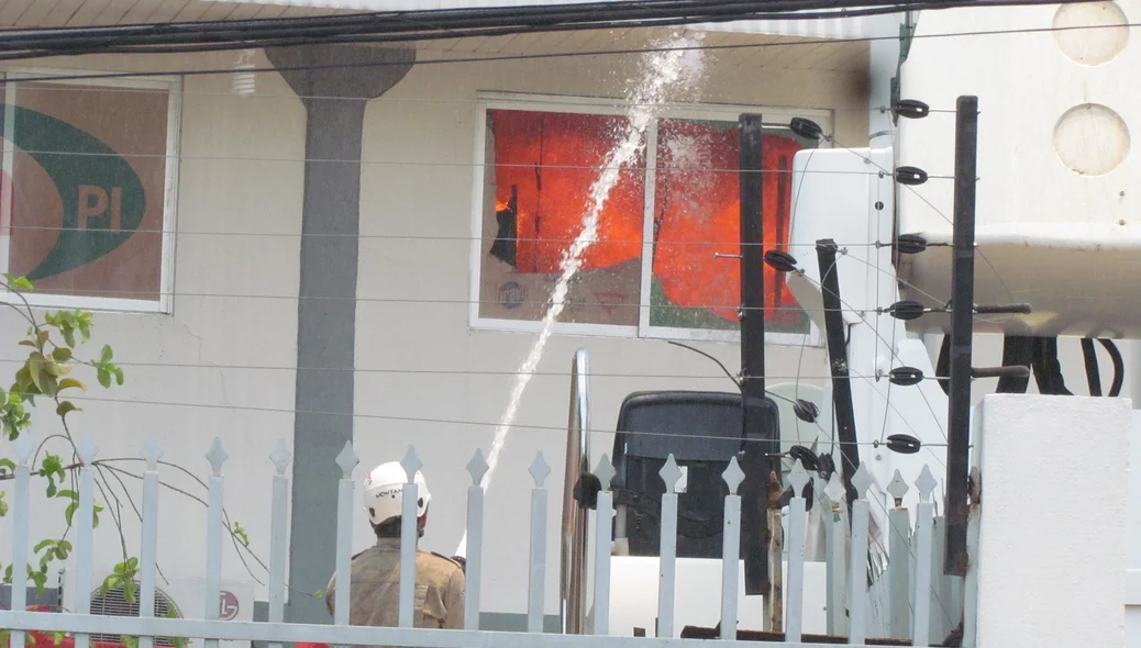 Bombeiro tenta apagar foco do incêndio