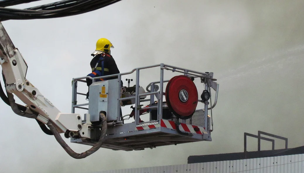 Bombeiros tentam apagar as chamas