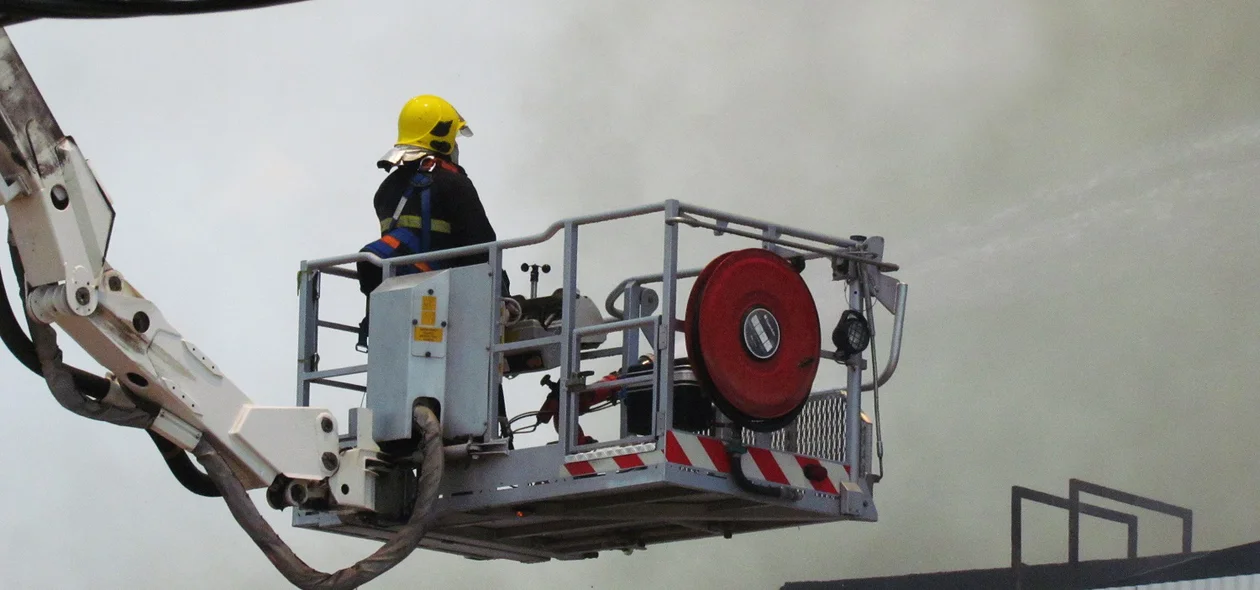 Bombeiros tentam apagar as chamas
