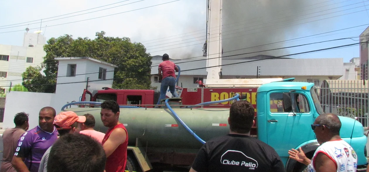 Corpo de bombeiros precisou do apoio de um caminhão-pipa
