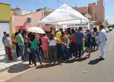 Servidores cobram regularização dos salários