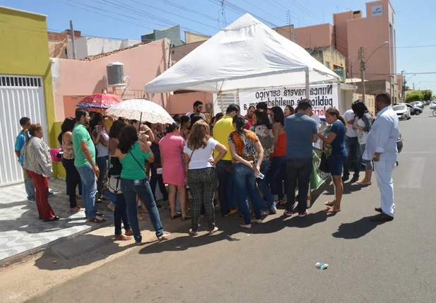 Servidores cobram regularização dos salários