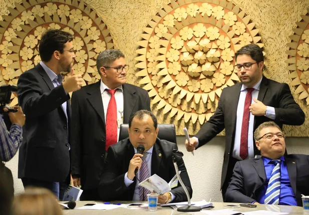 Bate-boca entre deputados na CCJ