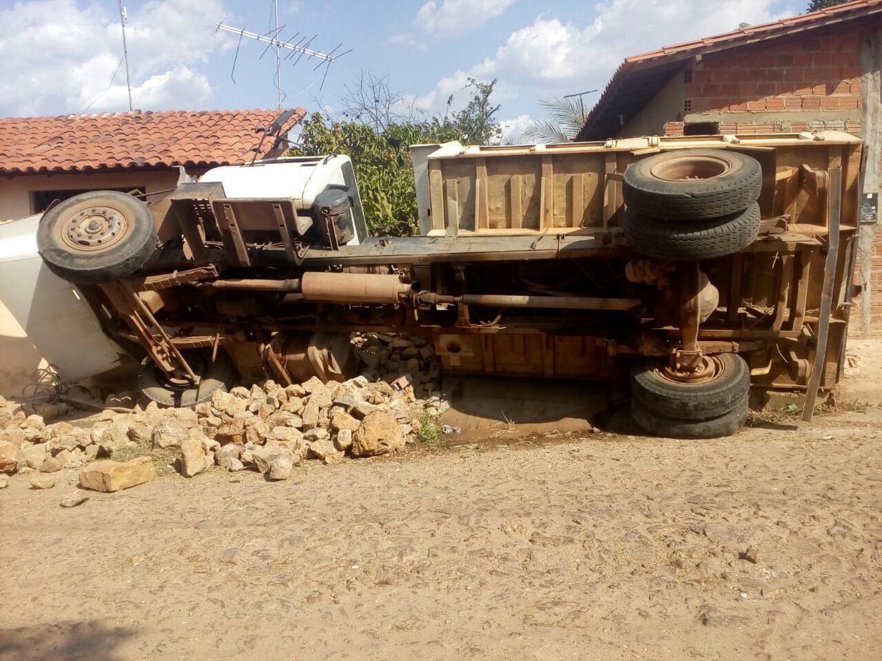 Caminhão tomba em zona leste de Teresina 
