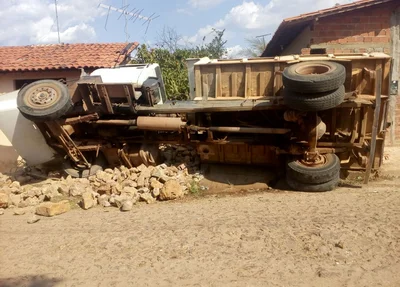 Caminhão tomba em zona leste de Teresina 