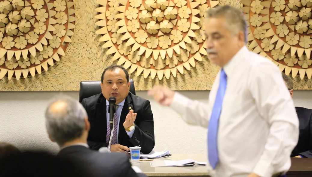 Robert discute com Evaldo