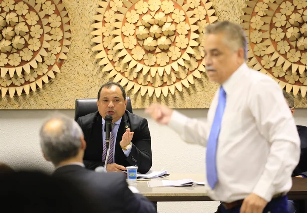 Robert discute com Evaldo