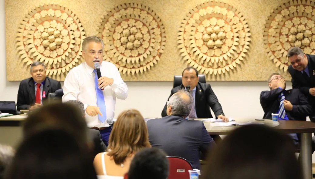 Robert Rios discursa em votação