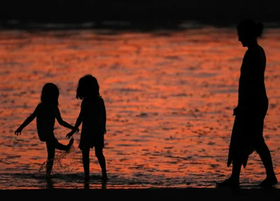 Família se refresca em praia no sul da Califórnia