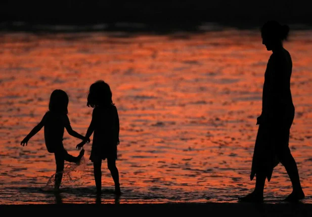 Família se refresca em praia no sul da Califórnia