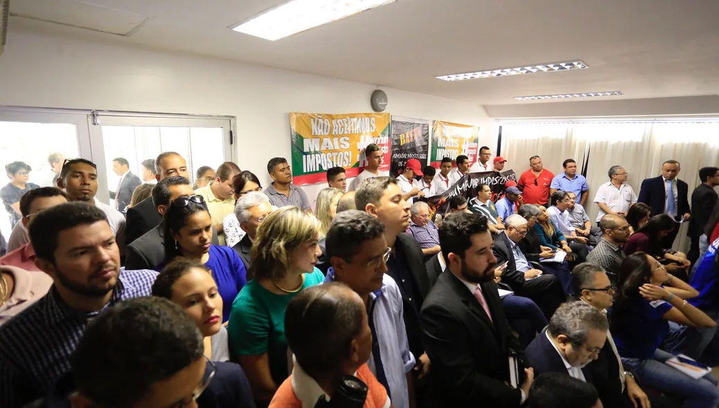 Muitas pessoas acompanham votação