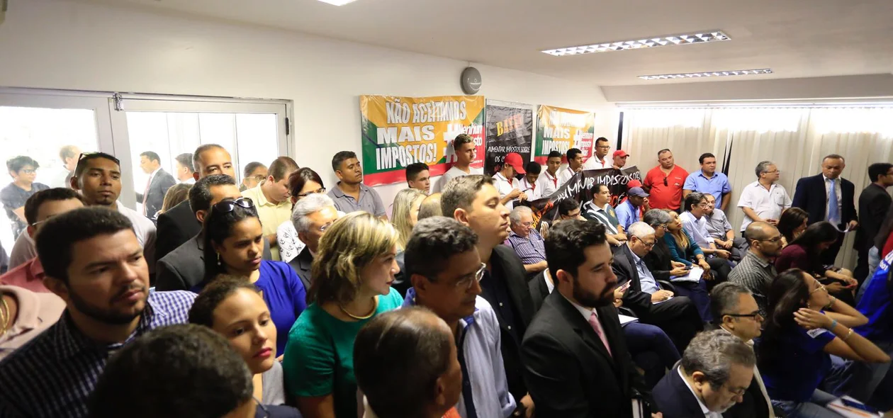 Muitas pessoas acompanham votação