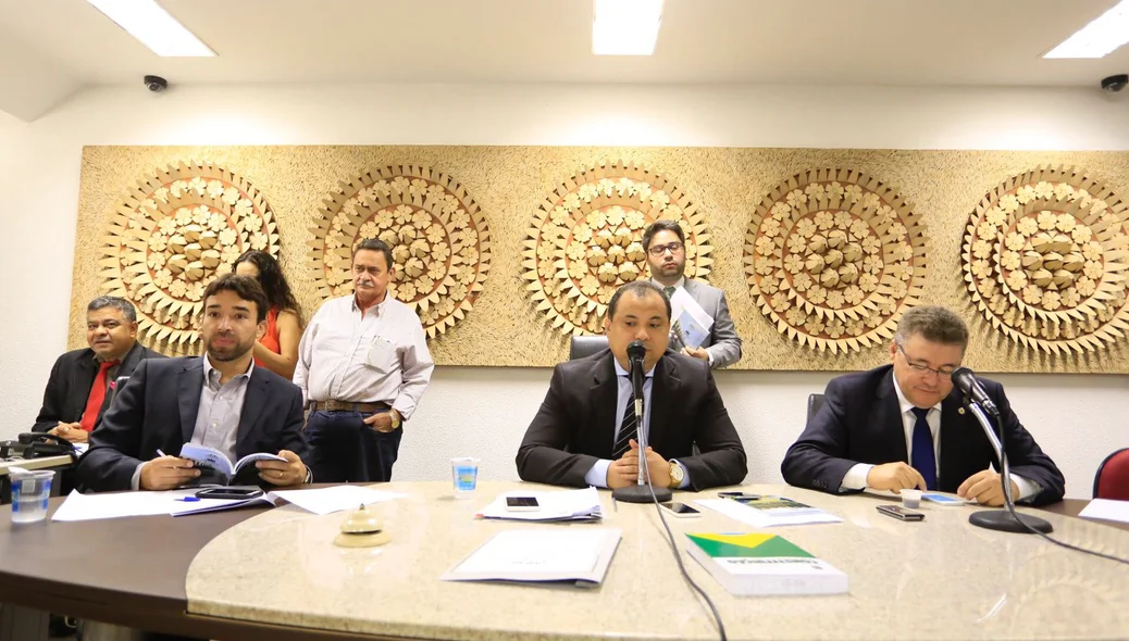 Reunião na CCJ