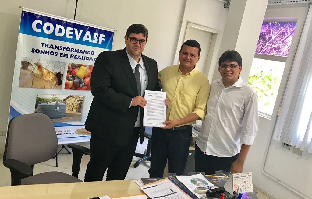 Oliveira Junior assina convenio com a Codevasf