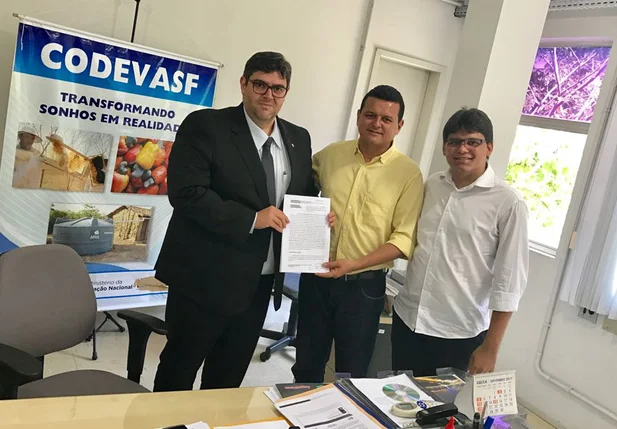 Oliveira Junior assina convenio com a Codevasf